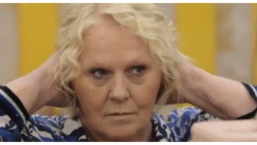 Katia Ricciarelli si infuria con il resto del gruppo a causa di un gioco